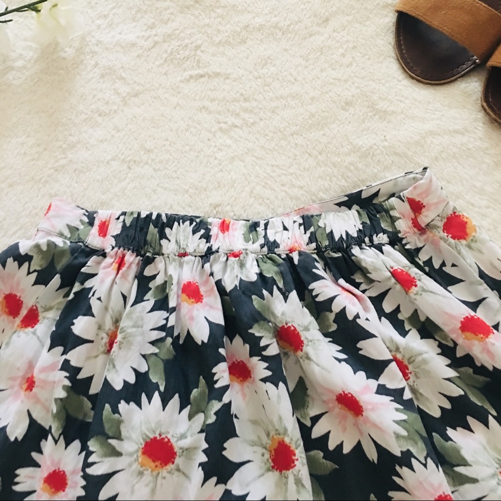 $5 W/ BUNDLE Hollister Dark Green Floral Skirt - Picture 8 of 8